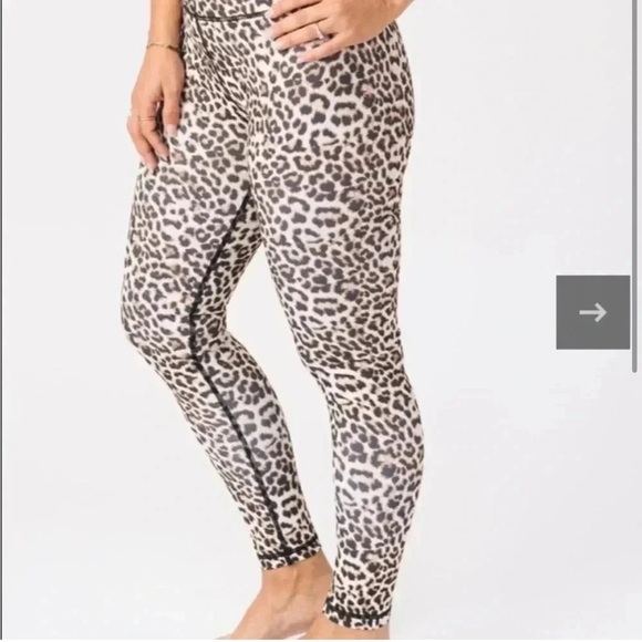 Zyia Leopard Brilliant Scrunchy What Leggings - Picture 2 of 9